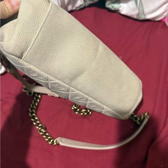 CHANEL Cream Shoulder Bag with Quilted Leather and Gold Clasp - Picture 6 of 11